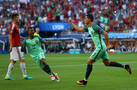 Ghi 2 bàn điệu nghệ, Ronaldo ra tay cứu Bồ