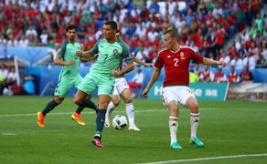 Ronaldo đánh gót ghi bàn thắng lịch sử