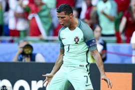 Ronaldo đánh đầu gỡ hòa cứu Bồ Đào Nha