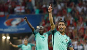 Ronaldo mặc áo vẩy nước thánh và những trò mê tín siêu dị ở Euro 2016