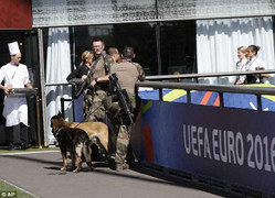 Nóng: Lại nổ lớn bên ngoài Stade de France trước trận chung kết Euro