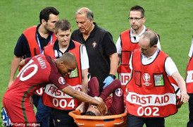 Xem lại cú va chạm khiến Ronaldo ứa nước mắt, đau đớn rời sân