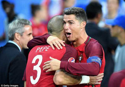 Ronaldo chỉ gặp may, chưa chắc vượt Messi giành Bóng vàng