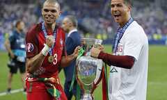 Ronaldo viên mãn, Messi có buồn không?