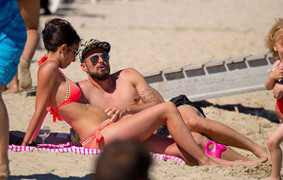 Giroud khoe cơ bắp, bạn gái xinh đẹp mặc bikini lộ bụng to