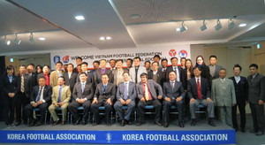 V-League bê bết, VPF lại rủ nhau sang Đức 'du học'