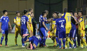 Trọng tài V-League dùng luật lạ, cầu thủ lại quây tròn phản đối