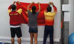 Thầy trò Ánh Viên treo cờ Tổ quốc trước mỗi buổi tập Olympic