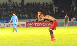 'Stevens, Fagan vái lạy trọng tài vì ức chế tâm lý'