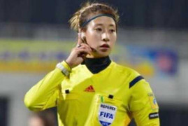 Nữ trọng tài xinh đẹp bị CĐV Myanmar tấn công