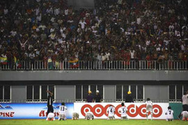 Nữ cầu thủ Myanmar quỳ lạy, van xin người hâm mộ nước nhà