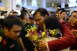 Hoàng Xuân Vinh 'nghẹt thở' giữa vòng tay người hâm mộ