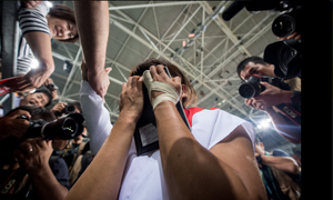 Vô địch Olympic, đô vật Nhật bật khóc bên di ảnh mẹ