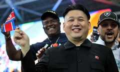 Ngỡ ngàng bản sao của chủ tịch Kim Jong-un diễu hành ở Olympic