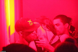 Usain Bolt hôn thắm thiết người đẹp tóc hung trước khi qua đêm với vợ trùm ma túy độc ác nhất Brazil