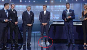 Antoine Griezmann bị châm biếm vì đi giày 'xấu' lên nhận giải