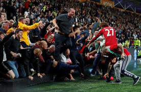 Ăn mừng bàn thắng của Rashford, fan MU giẫm nhau gãy chân