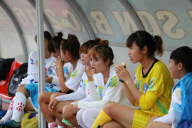 Bóng đá nữ Quốc gia: Thương cảnh cầu thủ ăn bánh mì chống đói chờ tạnh mưa