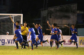 Cầu thủ U15 An Giang đánh đối thủ sau khi thua trận