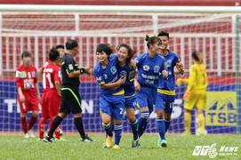 Vòng 11 bóng đá nữ Quốc gia: Hoãn trận đấu vì gió to, bảo vệ mời HLV trưởng lên khán đài