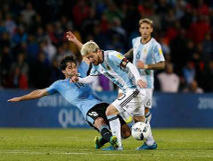 Nén đau đá với Uruguay, Messi chấn thương háng