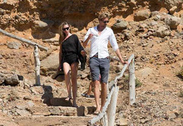 Vợ Crouch khoe dáng 'mình dây' đẹp mê hồn