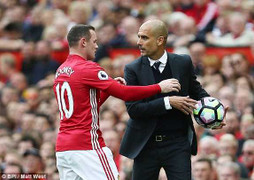 Guardiola xấu tính giấu bóng rồi khiêu khích Rooney
