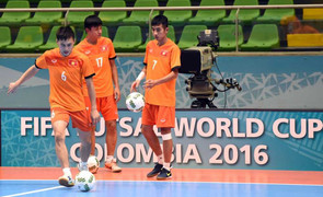Tuyển Futsal Việt Nam mệt mỏi bay nối chuyến suốt nửa ngày