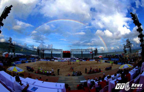 Tuyển Việt Nam thắng Lào trong ngày cầu vồng rực sáng