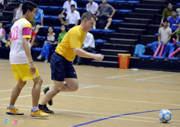 Hải quân tàu khu trục Mỹ đá bóng cùng sinh viên Đà Nẵng