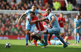 MU 1-1 Stoke City: Mất 2 điểm, Mourinho nên biết ơn Stoke City