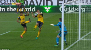 Kết quả bóng đá Anh: Koscielny ghi bàn bằng tay, Arsenal thắng kịch tính phút 92