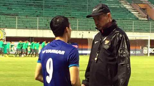 Công Vinh vẫn yêu mến HLV Riedl dù ở hai chiến tuyến