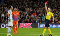 Thẻ đỏ của Claudio Bravo làm bẽ mặt Pep Guardiola