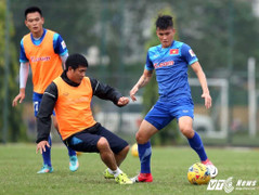 HLV Hữu Thắng xỏ giày thi đấu cùng học trò tuyển Việt Nam