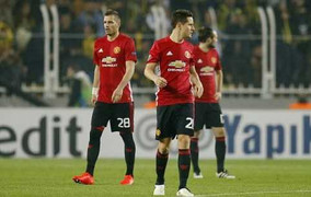 Mourinho tệ hơn cả David Moyes, Van Gaal