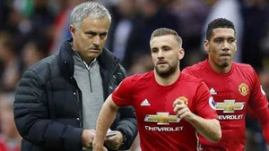 Mourinho liệu có đúng khi công khai chỉ trích Smalling, Luke Shaw?