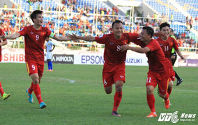 Clip: Trọng Hoàng solo ghi bàn hạ Malaysia