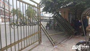 Không mua được vé, fan cuồng đạp đổ cổng liên đoàn bóng đá Việt Nam