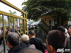 Fan cuồng đạp đổ cổng liên đoàn bóng đá Việt Nam: VFF không thể tiếp tục cách bán vé này