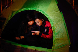 Sốt vé trận Việt Nam-Indonesia: Người dân dựng lều, trắng đêm xếp hàng chờ mua vé