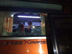 Xe bus chở đội Indonesia bị fan cuồng tấn công