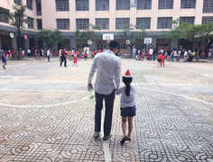 Công Vinh tình cảm dắt con gái Bánh Gạo đến trường