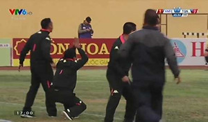 Vái sống trọng tài Võ Minh Trí, HLV phó CLB Hà Nội bị phạt nặng