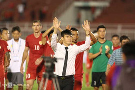 Quyền chủ tịch CLB Công Vinh dẫn đội bóng chạy quanh sân cám ơn khán giả