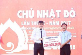 CLB TP.HCM tặng 200 triệu cho chương trình Chủ nhật Đỏ 2017