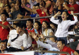 Công Vinh, Thủy Tiên phấn khích sau khi CLB TP.HCM thoát thua