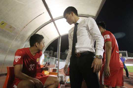 Công Vinh trừ lương, dọa đuổi cầu thủ phản ứng HLV trưởng