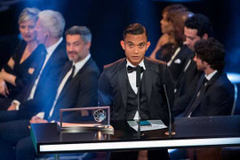 Bàn thắng 'quái dị' của cầu thủ Malaysia đẹp nhất bóng đá thế giới 2016