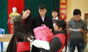 Vợ chồng Công Vinh, Thuỷ Tiên làm từ thiện ở Hà Tĩnh
